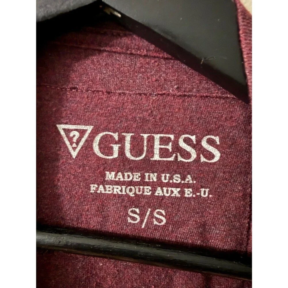 GUESS Men V-Neck T-Shirt Burgundy Faux Leather Pocket Size M Short Sleeve - Picture 3 of 4